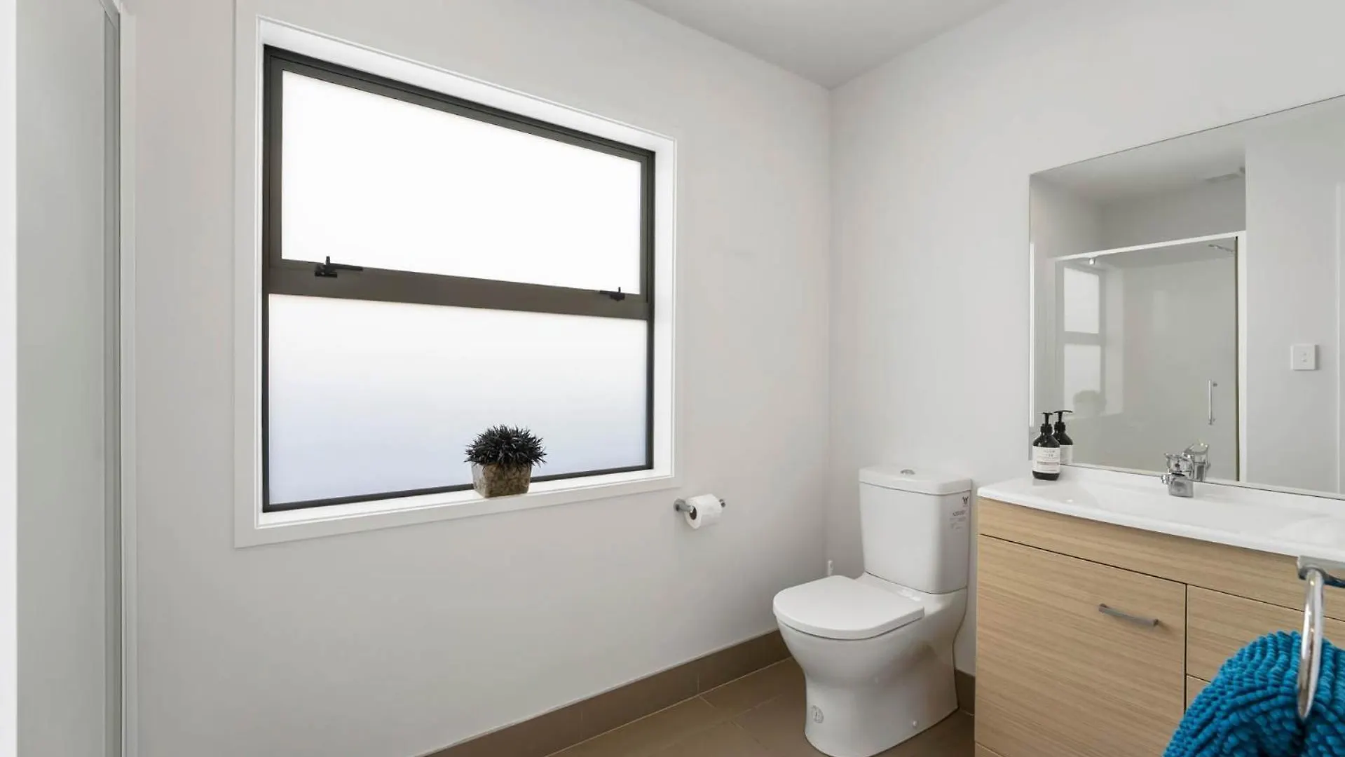 Sunny Seaside Retreat - Papamoa Beach Holiday home