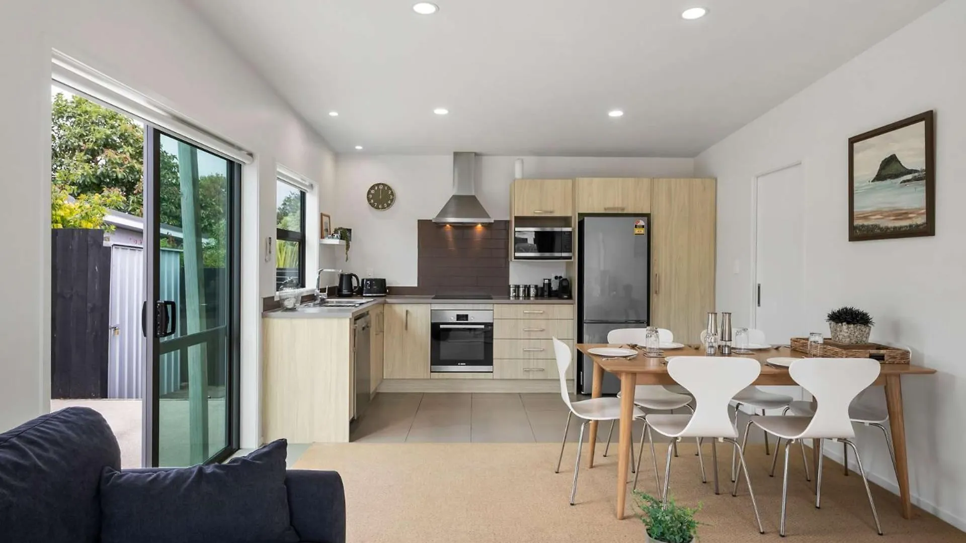 Sunny Seaside Retreat - Papamoa Beach