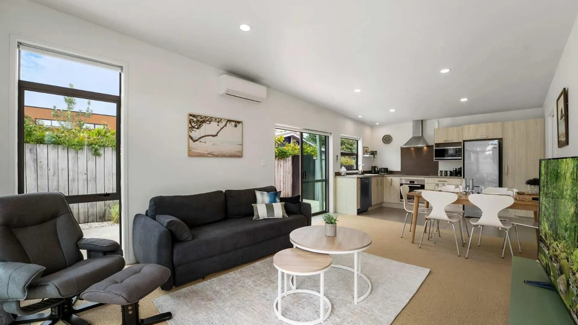 Sunny Seaside Retreat - Papamoa Beach Holiday home