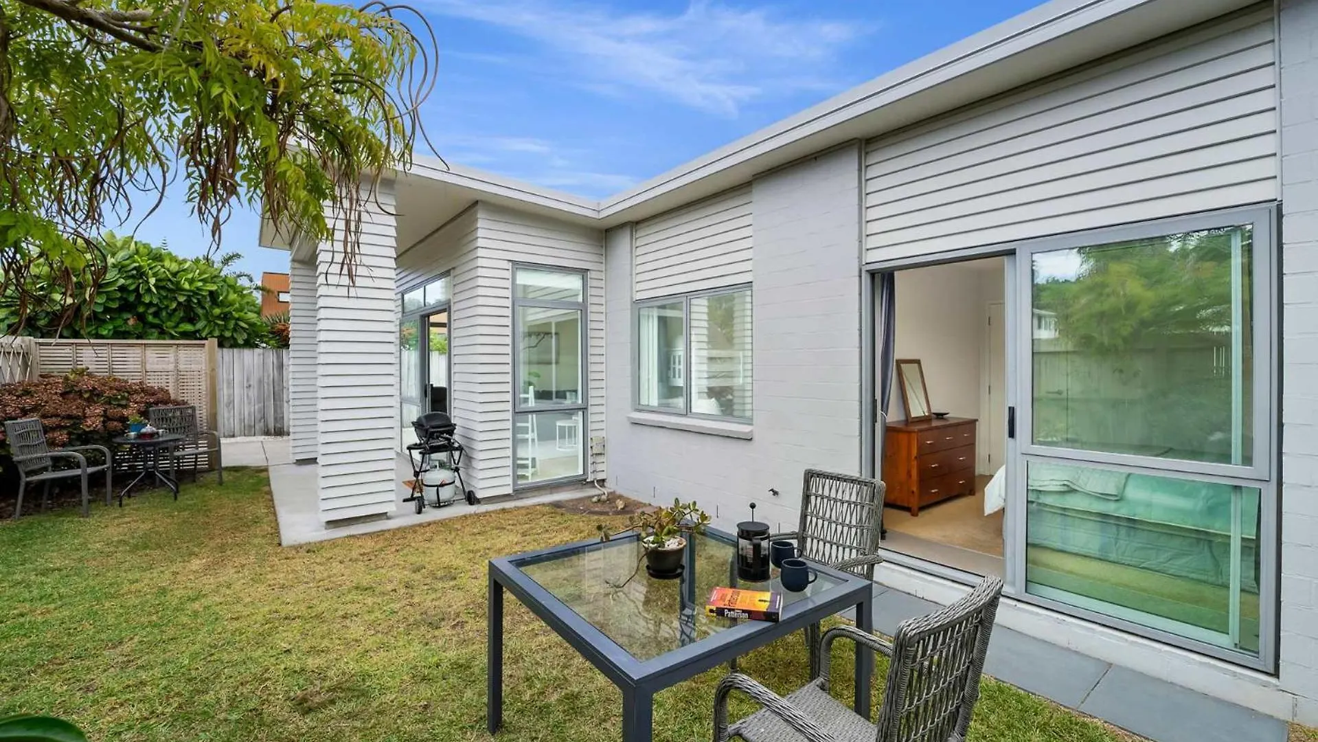 Sunny Seaside Retreat - Papamoa Beach