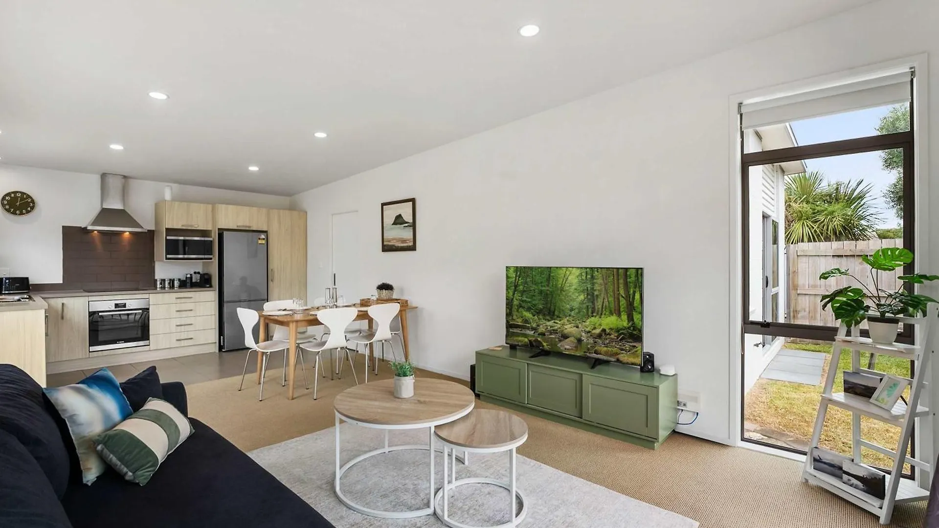 Sunny Seaside Retreat - Papamoa Beach New Zealand