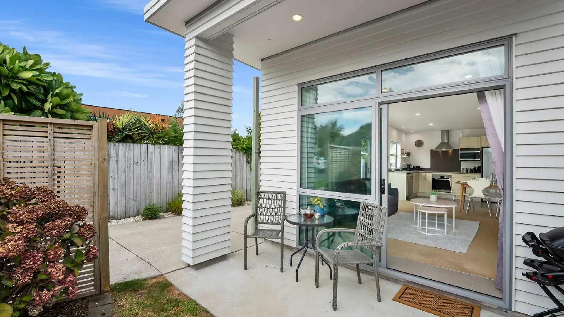 Sunny Seaside Retreat - Papamoa Beach 0*,